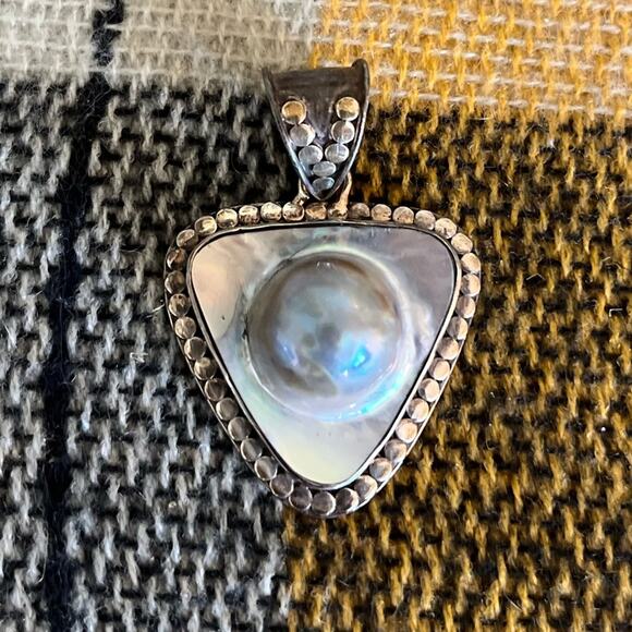 Sterling Silver Mother Of Pearl Blister Pendant - Picture 1 of 9